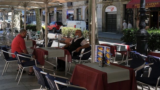 Zahrádky restaurací v Barceloně dopoledne zejí prázdnotou. (7. srpna 2020)