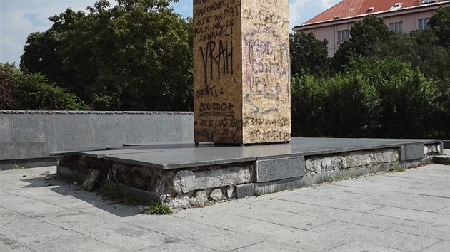 Ze zbytku pomníku sovětského maršála Ivana Koněva na pražském náměstí Interbrigády někdo ukradl mramorové desky. (19. srpna 2020)