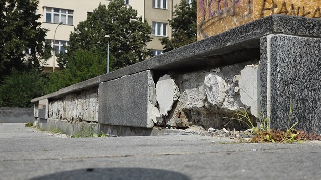 Ze zbytku pomnku sovtskho marla Ivana Konva na praskm nmst Interbrigdy nkdo ukradl mramorov desky. (19. srpna 2020)
