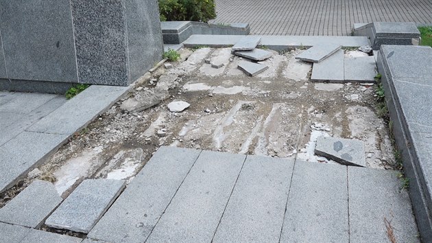 Ze zbytku pomníku sovětského maršála Ivana Koněva na pražském náměstí Interbrigády někdo ukradl mramorové desky. (19. srpna 2020)