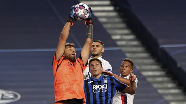 Brank Marco Sportiello (Atalanta Bergamo) sbr m ze vzduchu v utkn proti Paris St. Germain.