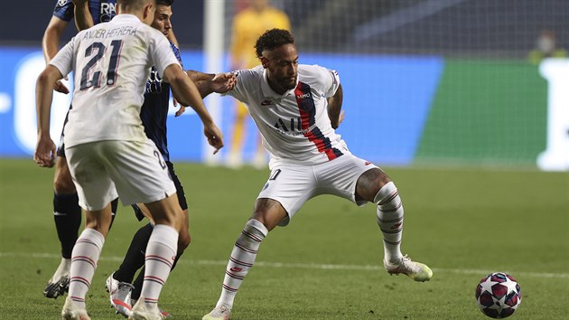 Neymar z Paris St. Germain pracuje s mem ve tvrtfinle Ligy mistr.