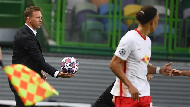 Trenér Lipska Julian Nagelsmann podává míč ve čtvrtfinále Ligy mistrů proti Atlétiku Madrid.