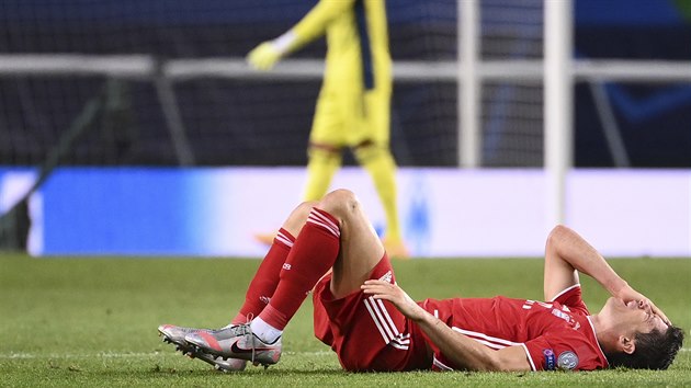 Otesen Robert Lewandowski z Bayernu le na zemi.