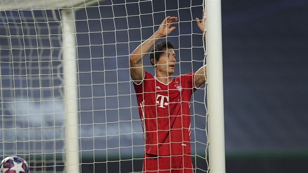 V STI. Robert Lewandowski (Bayern) lituje nepromnn ance.