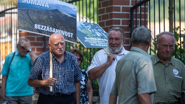 Demonstrace se zastnil i bval hejtman a souasn poslanec Jan Zahradnk nebo bval sentor Pavel Eybert (oba ODS).