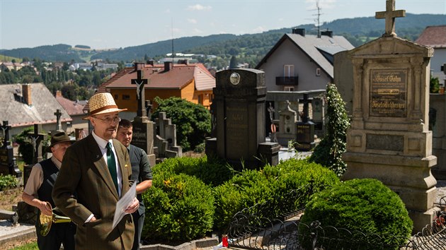 Na snmku je organiztor akce Petr Martan u hrobu lesmistra Josefa Johna, zakladatele pralesa.