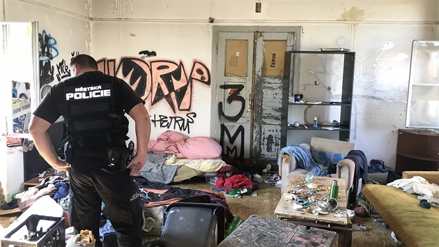 MF DNES pro�la s hl�dkou m�stsk� policie m�sta, kde se sch�zej� narkoman�. Na sn�mku je okol� vlakov�ho n�dra��.