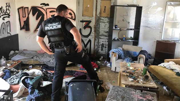 MF DNES pro�la s hl�dkou m�stsk� policie m�sta, kde se sch�zej� narkoman�. Na sn�mku je okol� vlakov�ho n�dra��.