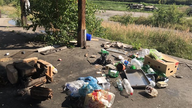 Kolem vlakov�ho n�dra�� je spousta nepo��dku od bezdomovc� a narkoman�.