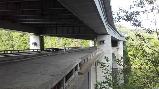 Spodn most nad elivkou u Vojslavic, pevdjc komunikaci tet tdy, pochz z let 1938 a 1943. V rmci modernizace D1 ml tak projt kompletn rekonstrukc. Nicmn kvli nesouhlasu zstupc ochrany pamtkov pe s navrenou opravou byl ze stavby modernizace D1 vyjmut. M bt zvltn sout na opravu tohoto mostu v souladu s ochranou pamtkov pe.