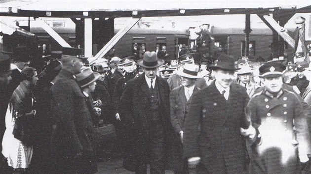 Obvan lupi a vrah Martin Lecin (uprosted v blm klobouku a svtlejm obleku) odchz 25. dubna 1927 v doprovodu policejn eskorty od vlaku na olomouckm ndra. Zaten byl o den dve v Novm Bohumn policejnmi agenty Petrem Halem a Aloisem Kaluou.