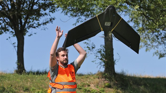 P�i prvn�m sn�mkov�n� na za��tku �ervna identifikovali 56 such�ch nebo k�rovcem napaden�ch strom�. Dal��ch 300 strom� vykazovalo po vyhodnocen� nestandardn� spektr�ln� charakteristiku a bylo t�eba je prov��it p��mo v ter�nu.