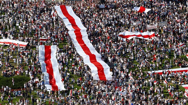 Destky tisc protivldnch demonstrant s blo-ervenmi vlajkami zaplavily centrum Minsku. (16. srpna 2020)