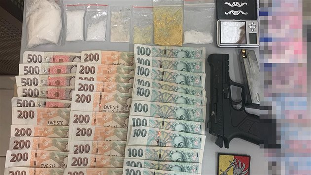 Policisté v Praze dopadli dealera a zabavili 70 gramů pervitinu, pistoli i peníze.(13.srpna 2020)
