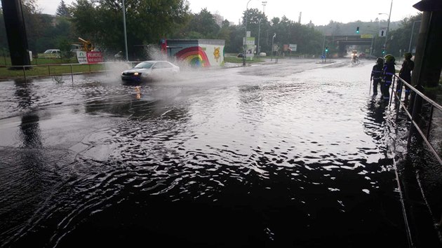 Prahu zasáhl vydatný déšť, hasiči odčerpávali vodu ulici V podzámčí. (14. srpna 2020)