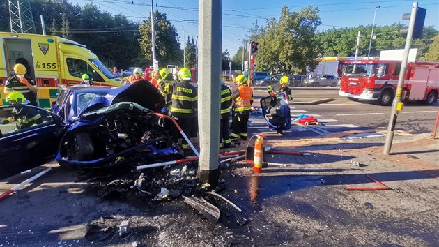 V Praze na Evropské ulici narazilo auto do sloupu. (16. srpna 2020)