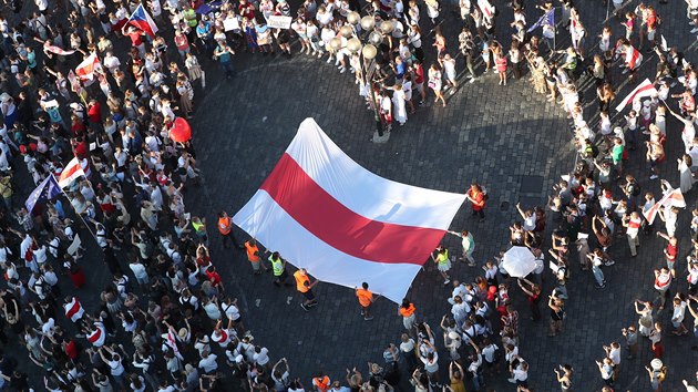 Lid v Praze demonstruj proti policejnm zsahm v Blorusku. (16. srpna 2020)