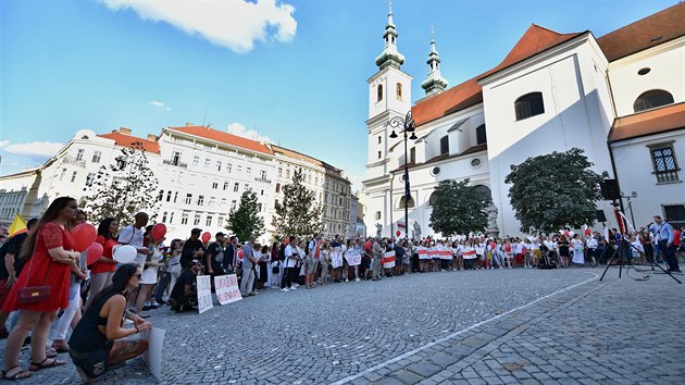 Lid v Brn demonstruj proti policejnm zsahm v Blorusku. (16. srpna 2020)