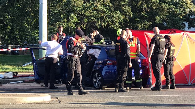 V Praze na Evropské ulici nabouralo osobní auto do sloupu. (16. srpna 2020)