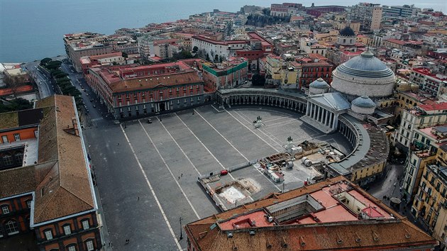 Vyprzdnilo se i Nmst lidu  Neapol.