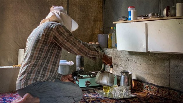 Chovatel hus, kter� n�m p�ipravuje �aj.