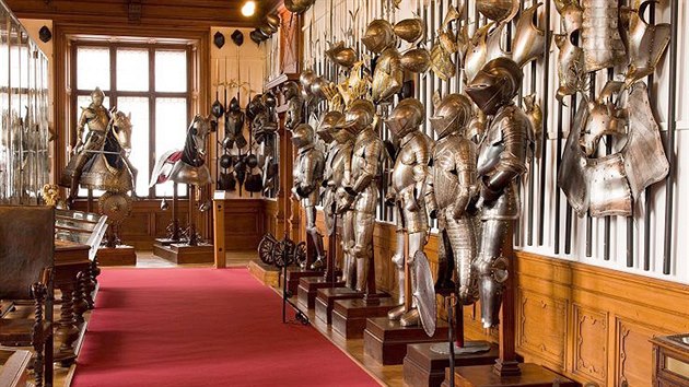 Zbrojnice. Zvláště cenným exponátem v této místnosti je pancíř pro koně, který pochází ze severní Itálie ze 16. století.