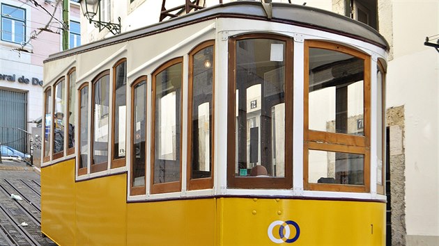 V Lisabonu st�le funguje n�kolik historick�ch pozemn�ch lanovek, kter� obstar�vaj� dopravu do v��e polo�en�ch �tvrt�. Na sn�mku Ascensor da Bica