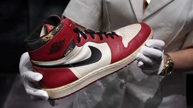 Boty basketbalisty Michaela Jordana Nike Air Jordan 1 High z roku 1985 se v online aukci společnosti Christie's vydražily za 615 tisíc amerických dolarů.