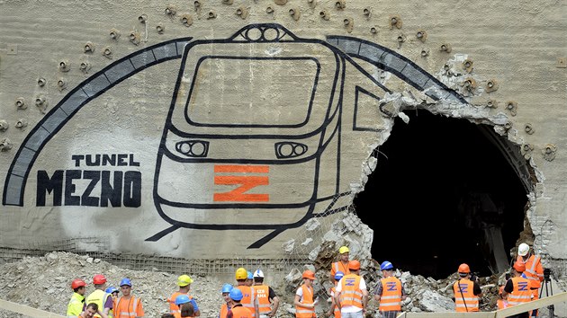 Stavbaři v Meznu na Benešovsku prorazili poslední část 840 metrů dlouhého železničního tunelu na trati Sudoměřice - Votice. (14. srpna 2020)