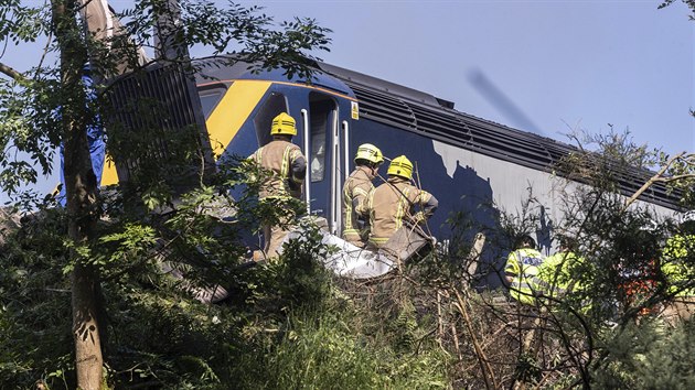 Osobn vlak tvoen dieselelektrickou lokomotivou a tymi vagony vykolejil nedaleko vlakov stanice Carmont nedaleko msta Stonehaven. (12. srpna 2020)