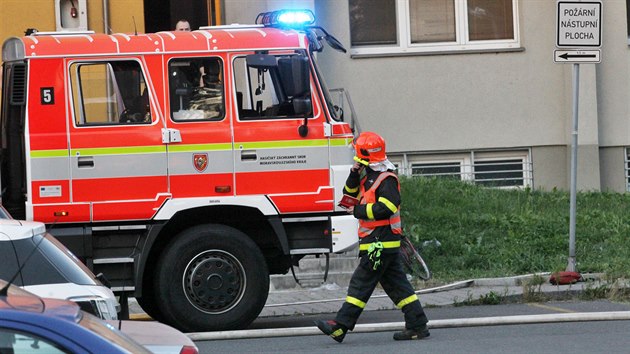 Hasiči zasahují u požáru v 11. patře panelového domu v Bohumíně, při kterém zahynulo 11 lidí. (8. srpna 2020)