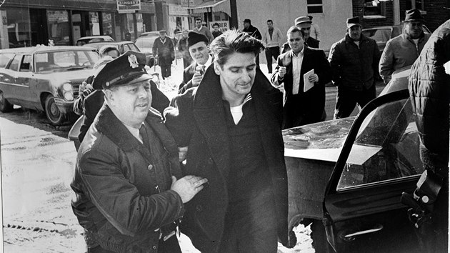 Policista vede zadrenho sriovho vraha Alberta DeSalva. (1967)
