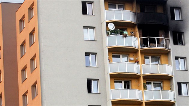Několik lidí se zachránilo tím, že přelezli na balkon sousedního bytu. (8. srpna 2020)