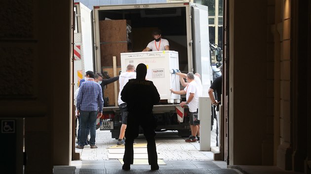 Do historick� budovy N�rodn�ho muzea v Praze dorazily pod dozorem policie expon�ty na v�stavu Slune�n� kr�lov�. 
(14. srpna 2020)