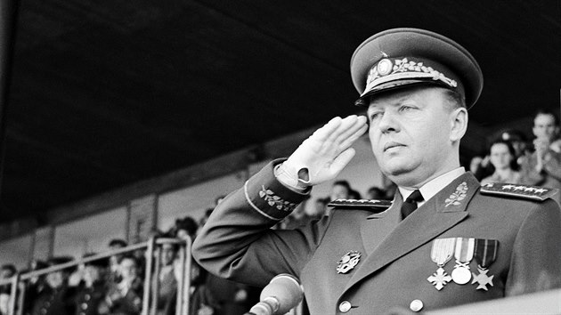 Ministr nrodn obrany armdn generl Alexej epika pihl slavnostnmu pochodu vojenskch tvar. (4. kvtna 1952)