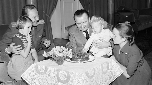 Ministr obrany Alexej Čepička s manželkou Martou a tchánem a československým prezidentem Klementem Gottwaldem při oslavě druhých narozenin své dcery Heleny. (1951)