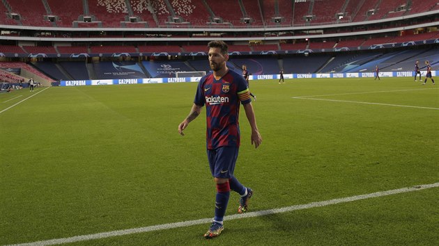 Lionel Messi na prázdném stadionu v Lisabonu, kde se hrálo čtvrtfinále Champions League mezi Barcelonou a Bayernem Mnichov.