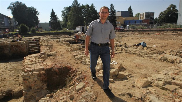 editel ostravskho Nrodnho pamtkovho stavu Michal Zezula prochz archeologickm nalezitm Lauby v centru Ostravy. (12. srpna 2020)