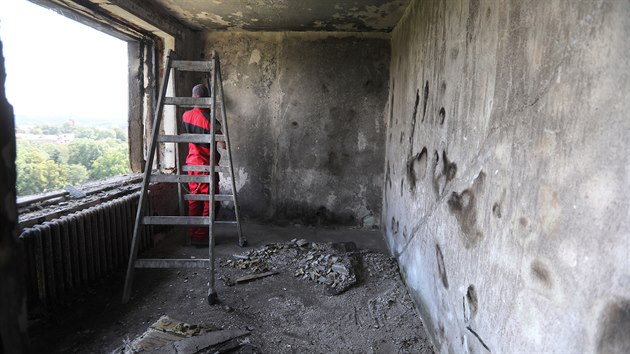 Ve vyhořelém bytě v 11. poschodí panelového domu v Bohumíně, kde v sobotu 8. srpna při požáru zemřelo 11 lidí, se intenzivně uklízí.