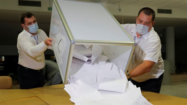 Volebn komisai v Minsku staj volebn lstky. (9. srpna 2020)
