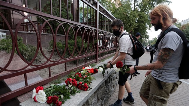 Bělorusové přinášejí květiny k uctění muže, který zemřel při protestech proti výsledkům prezidentských voleb. Snímek pochází z prostranství před běloruskou ambasádou v ukrajinském Kyjevě. (11. srpna 2020)