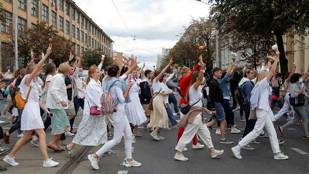 Bělorusové protestují proti brutalitě policistů zasahujících při demonstracích. (12. srpna 2020)