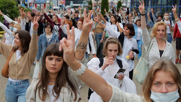 Bělorusky protestují proti brutalitě policistů zasahujících při demonstracích. (12. srpna 2020)