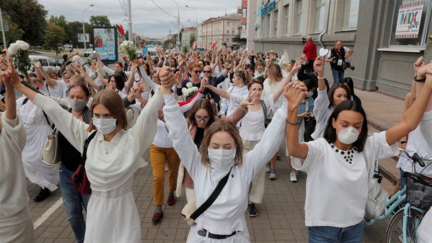 Bělorusky protestují proti brutalitě policistů zasahujících při demonstracích. (12. srpna 2020)