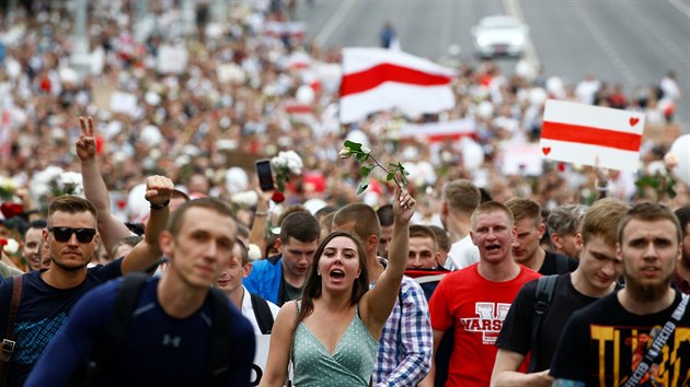 Bělorusové neustávají v protestech proti zmanipulovaným prezidentským volbám a policejní brutalitě. (14. srpna 2020)