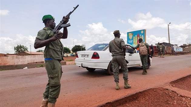 V Mali se vzbouili vojci. Snmek pochz z msta Kati, kam dajn odvezli zajatho prezidenta a premira. (18. srpna 2020)