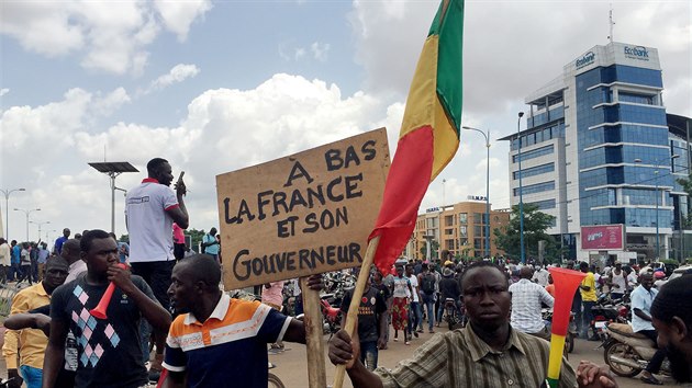 V Mali se vzbouili vojci, co do ulic Bamaka vyrazili oslavit pznivci malijsk opozice. (18. srpna 2020)