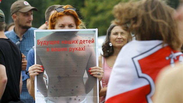 Budoucnost naich dt je ve tvch rukou, vzkazuje npis nad snmkem mue dajn zrannho pi bloruskch protestech. (18. srpna 2020)