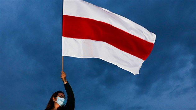 V polském Krakově zavlála historická vlajka Běloruska jak symbol solidarity s demonstrujícími Bělorusy. (18. srpna 2020)